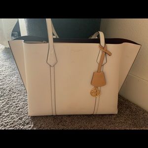 Like new Tory Burch handbag. Great condition.